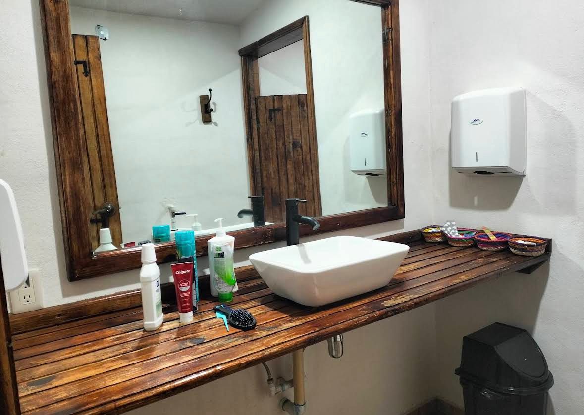 Baño Rústico con Detalles Artesanales